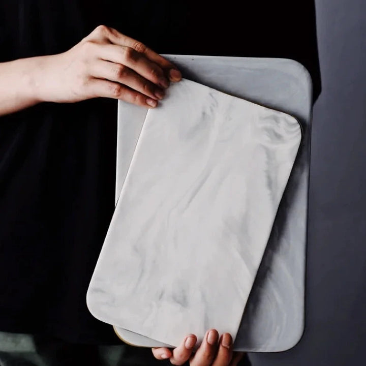 Planche à découper en marbre effet luxe – Finition dorée élégante