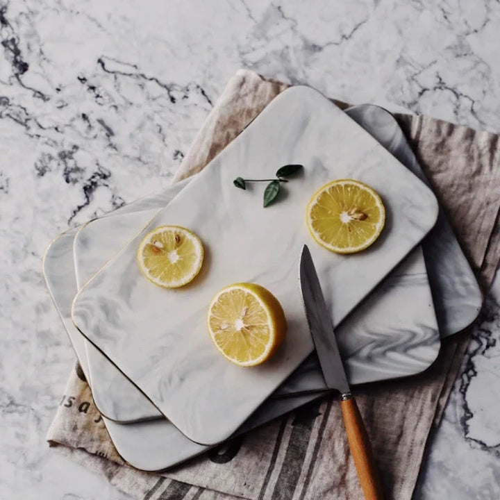 Planche à découper en marbre effet luxe – Finition dorée élégante
