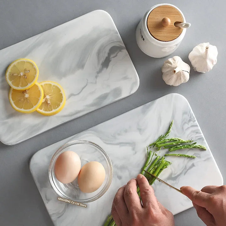 Planche à découper en marbre effet luxe – Finition dorée élégante