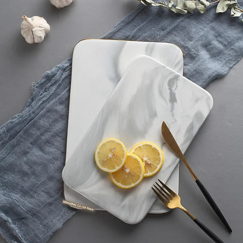 Planche à découper en marbre effet luxe – Finition dorée élégante