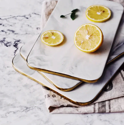 Planche à découper en marbre effet luxe – Finition dorée élégante